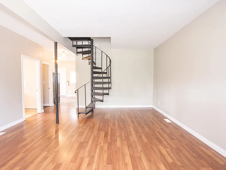 203 Niagara St — Photo 3