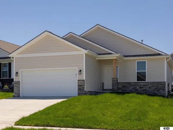 17511 Greenleaf St, Omaha, NE 68136