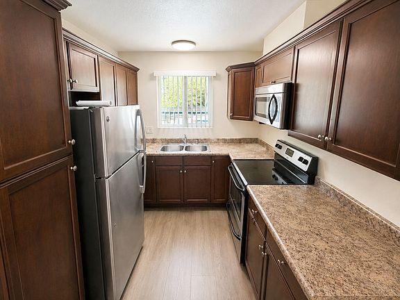 3rd image of 7516 Parkway Dr #1E