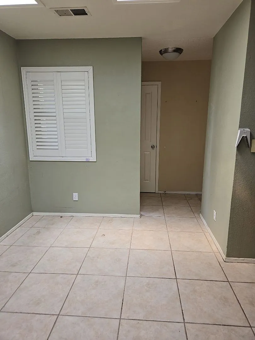 2-bedroom, 1-bathroom home located in the vibrant city of Albuquerque — Photo 4
