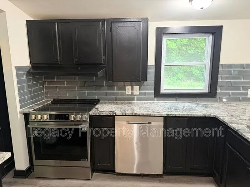3 bed, 2.0 bath, $1,600 — Photo 4