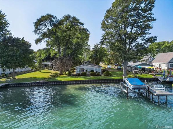 8337 River Rd, Cottrellville, MI 48039