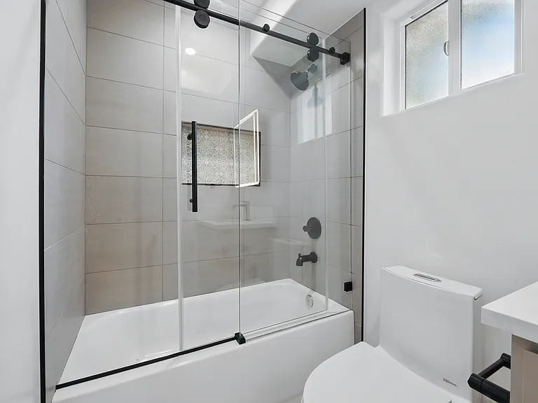 8236 1/2 Blackburn Ave — Photo 27
