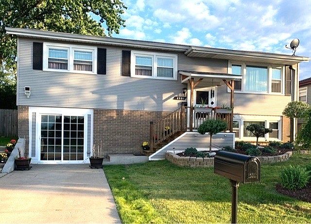 2nd image of 8921 W Maple Ln