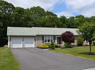 11 Briar Hill Dr, Cranston, RI 02921