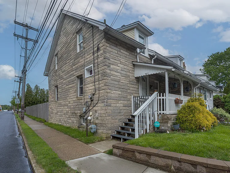 957 W 6th St — Photo 20