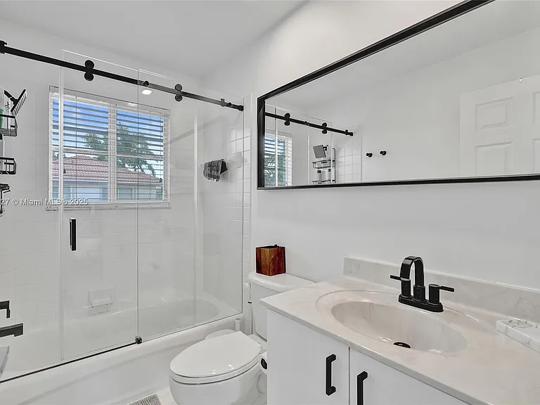 1725 Winterberry Ln — Photo 23