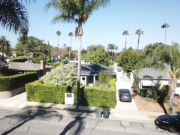 1216 Greenacre Ave — Photo 5