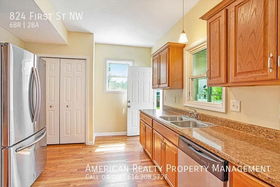6 bed, 1694 sqft, $3,000 — Photo 3