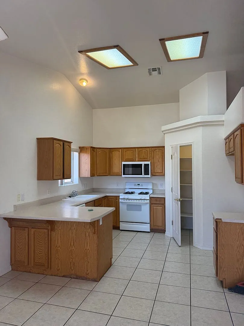 3 Bedroom 2 Bathroon Home — Photo 2
