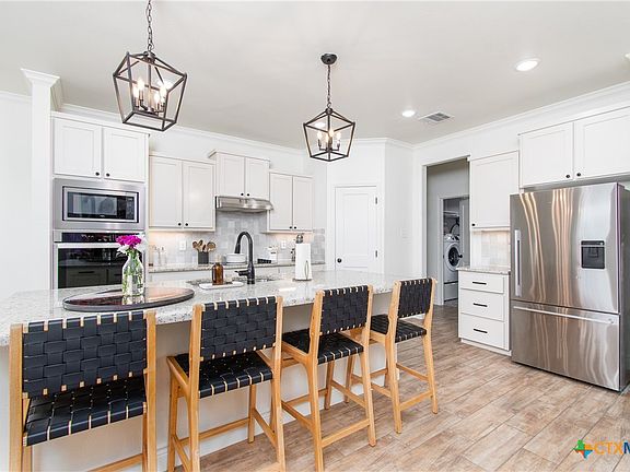 5th image of 321 Presa Dr
