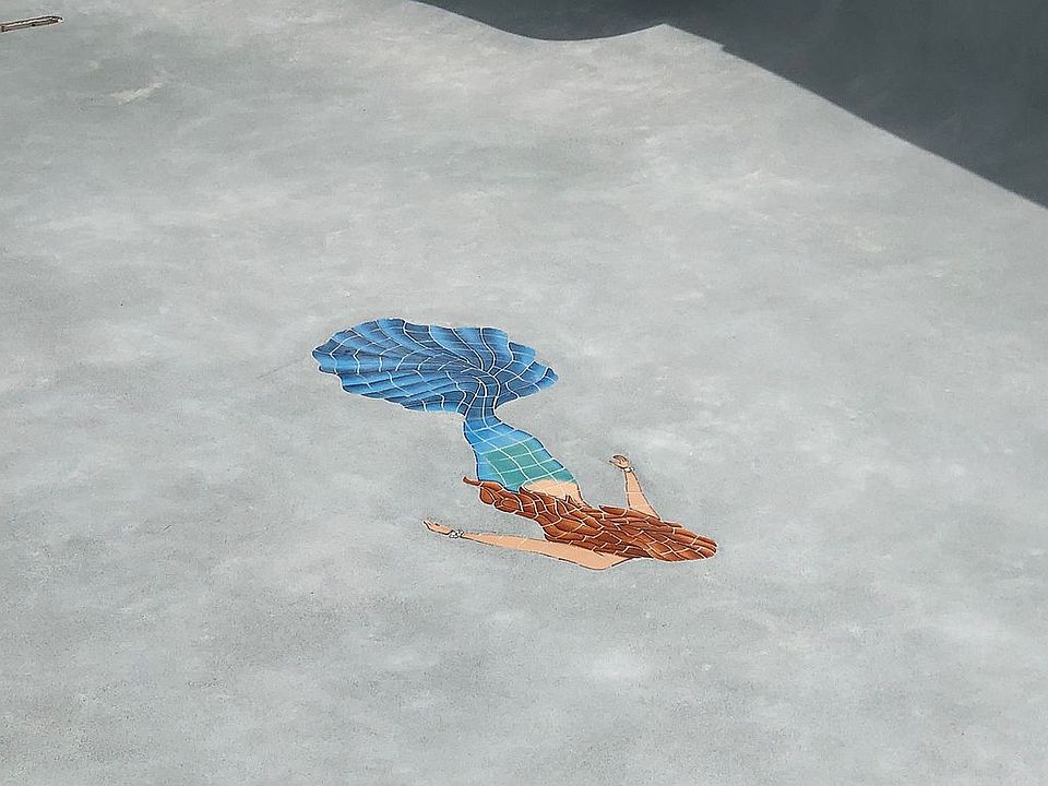 Mermaid d at bottom of swimm