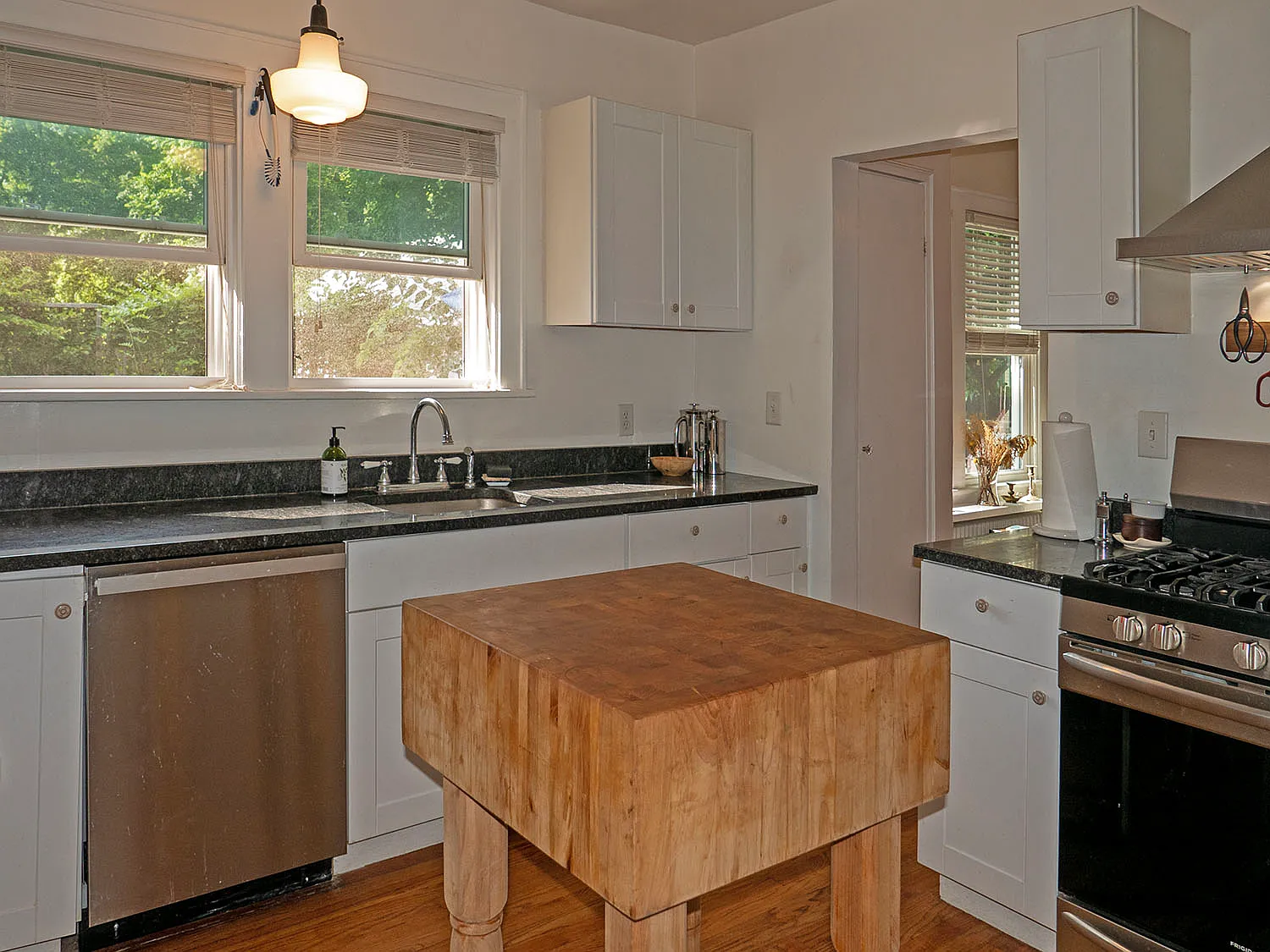 2 bed, 1080 sqft, $3,000 — Photo 2