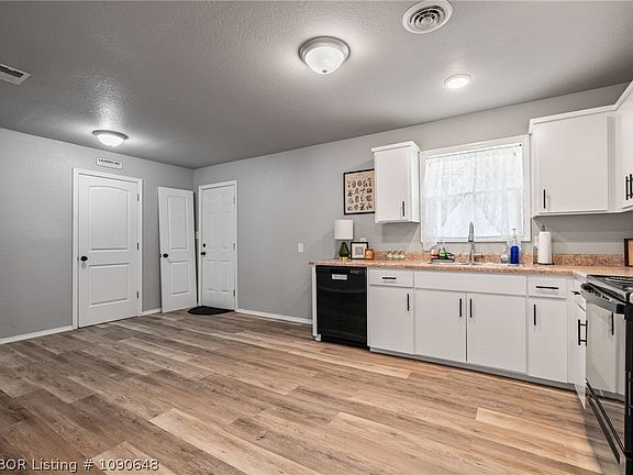 3rd image of 406 Hemlock St
