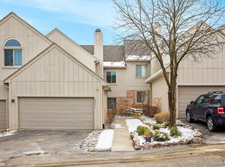 29371 Laurel Dr, Farmington, MI 48331