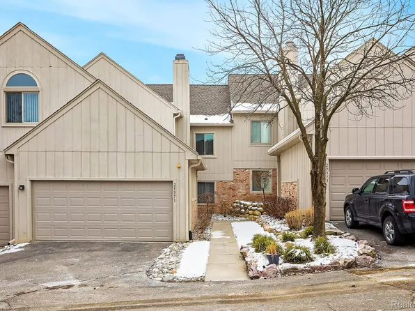 29371 Laurel Dr, Farmington, MI 48331