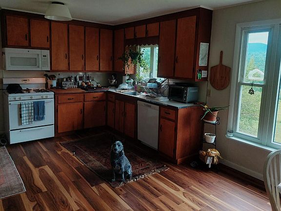 Open space full kitchen (and Faela!)