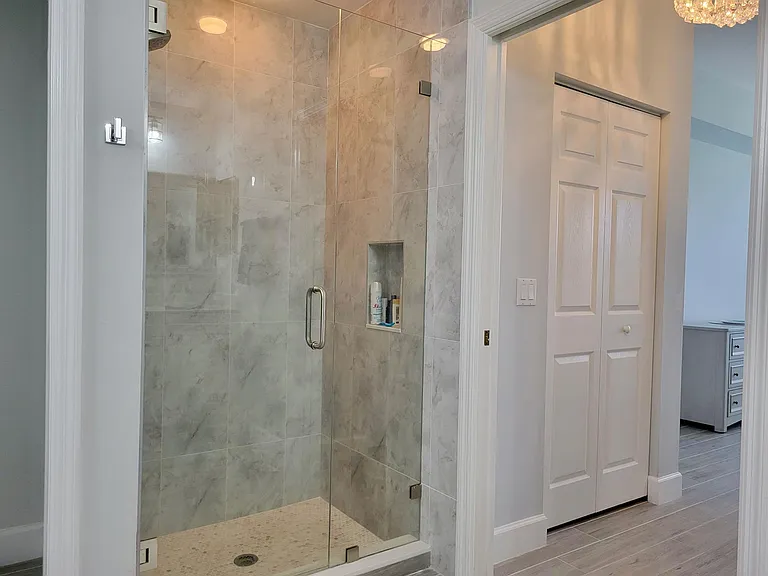 Master bedroom w/2 walk-in closets!