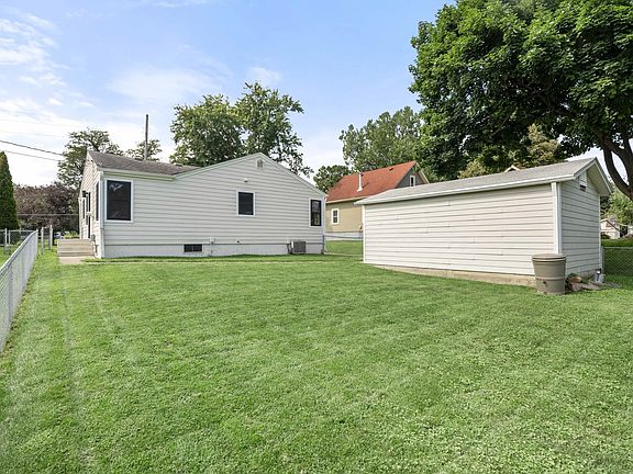 4th image of 1120 Prairie St