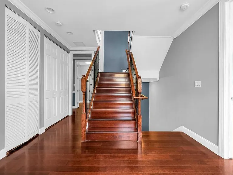 486 SW 5th St — Photo 5