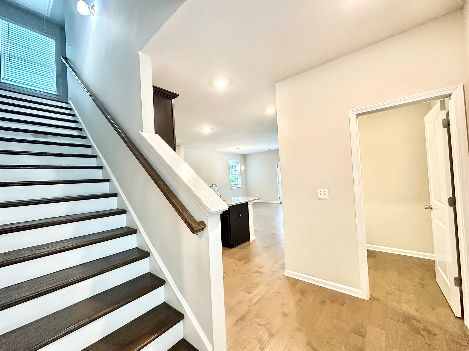 3 bed, 2.5 bath, 1876 sqft, $2,400 — Photo 4