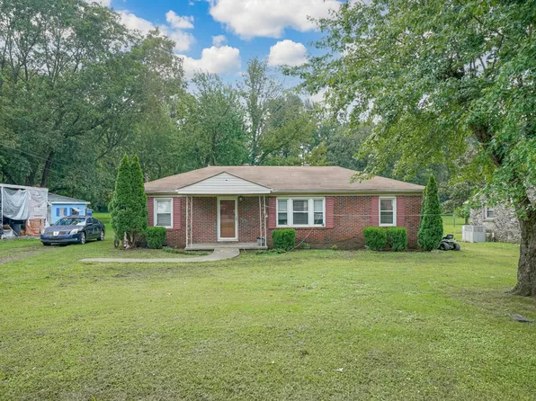 32 W Point Dr, Fayetteville, TN 37334