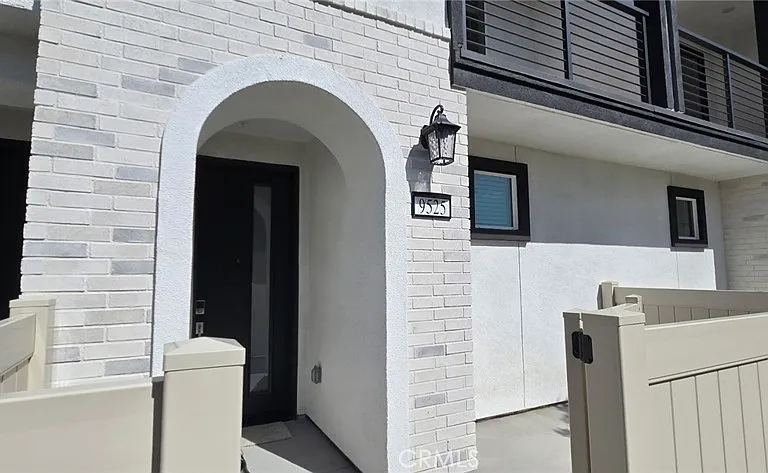 9525 Hannah Way — Photo 2