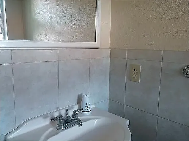 2430 SW 42nd Ave — Photo 1