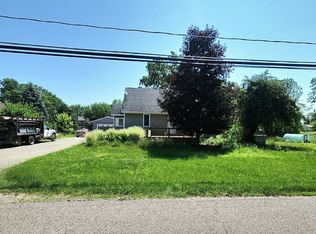 3330 Center Rd, Highland, MI 48357