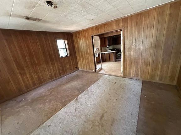 4th image of 2800 Lake St