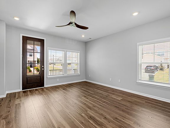4th image of 33 Leander Dr