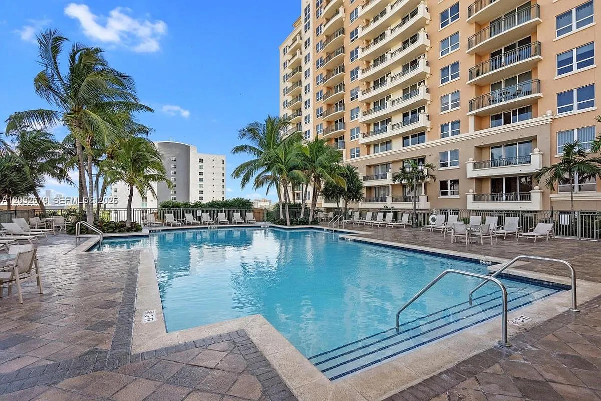 3 bed, 3.0 bath, 1575 sqft, $4,700 — Photo 3