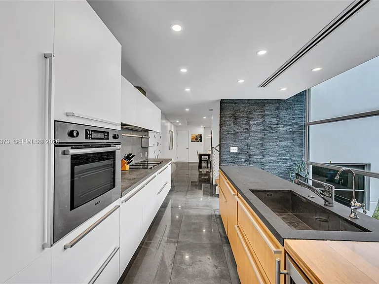 1511 NE 4th Pl #0 — Photo 2