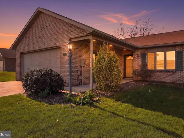 312 Woodvale Dr, Chambersburg, PA 17201