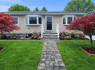 39 Musket Dr, Shirley, NY 11967