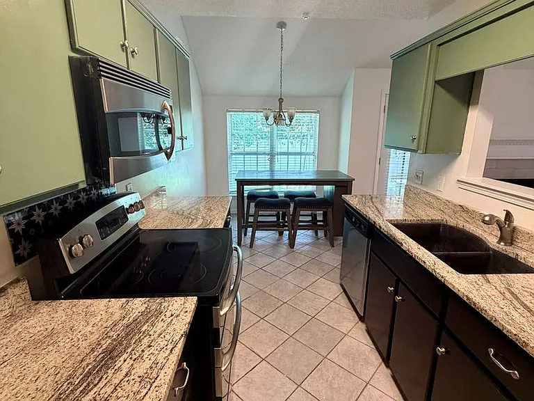 102 Kaylin Ct — Photo 6