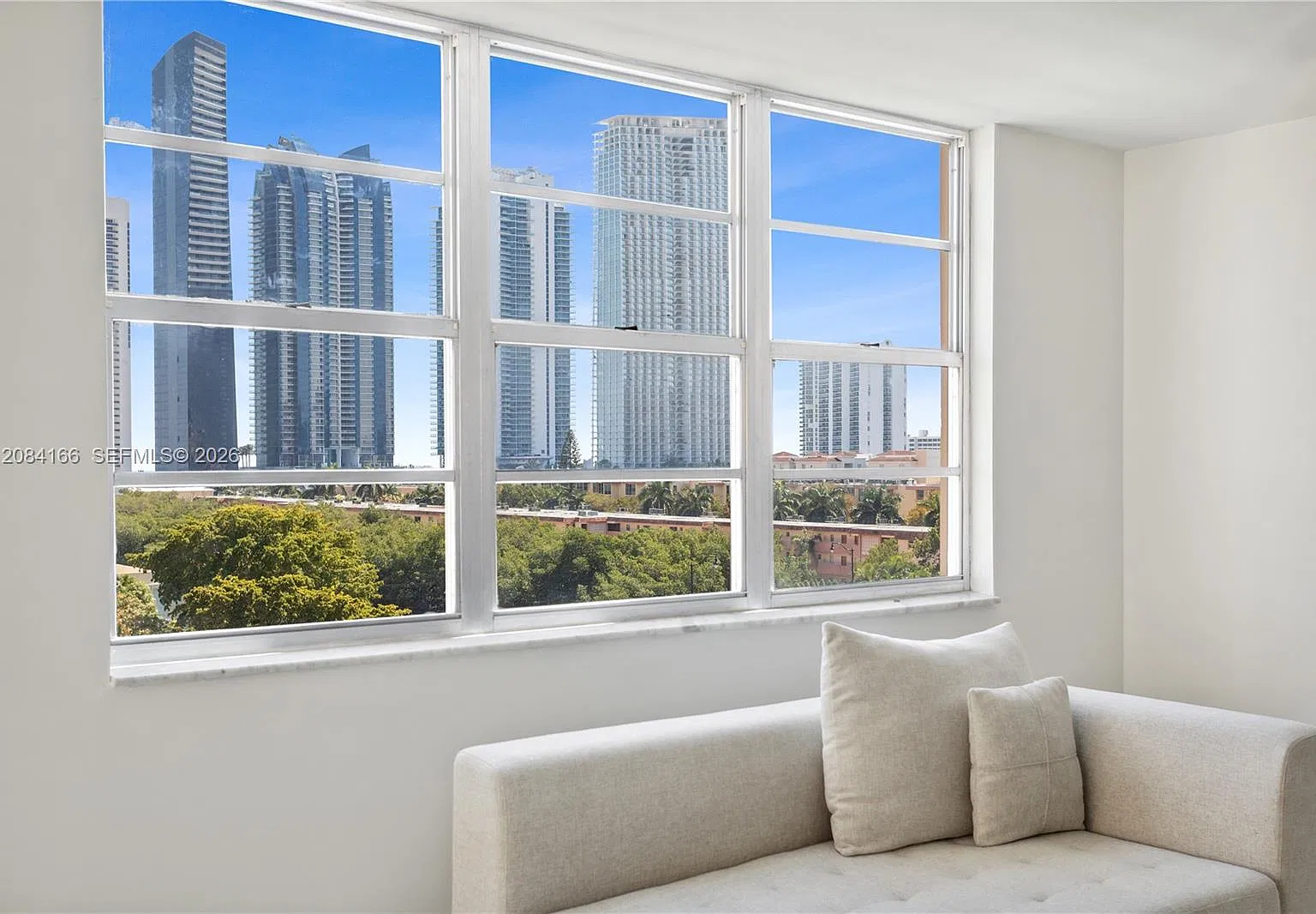 Winston Towers 100 Condo — Photo 3