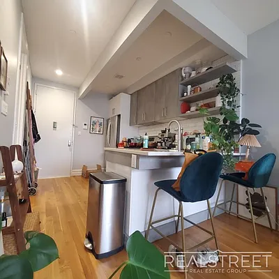 Rented by Real Street Inc | media 8