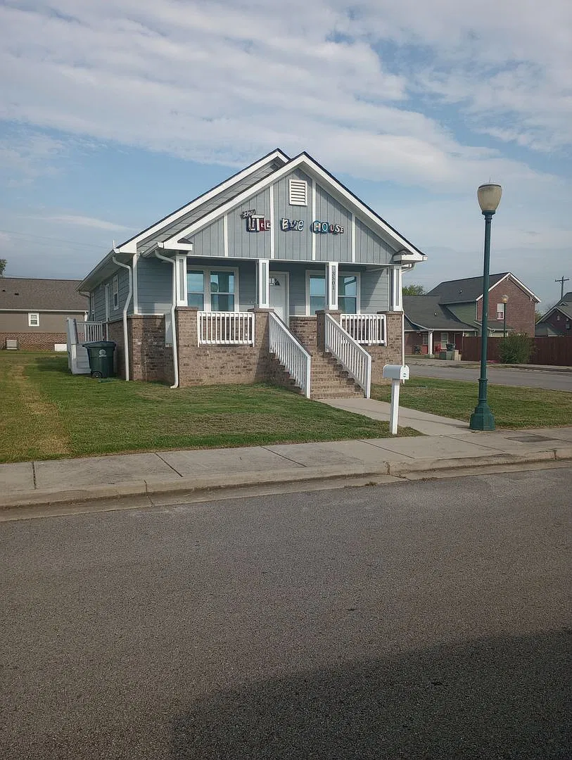 Adorable Little Blue House Close to Downtown! — Photo 2