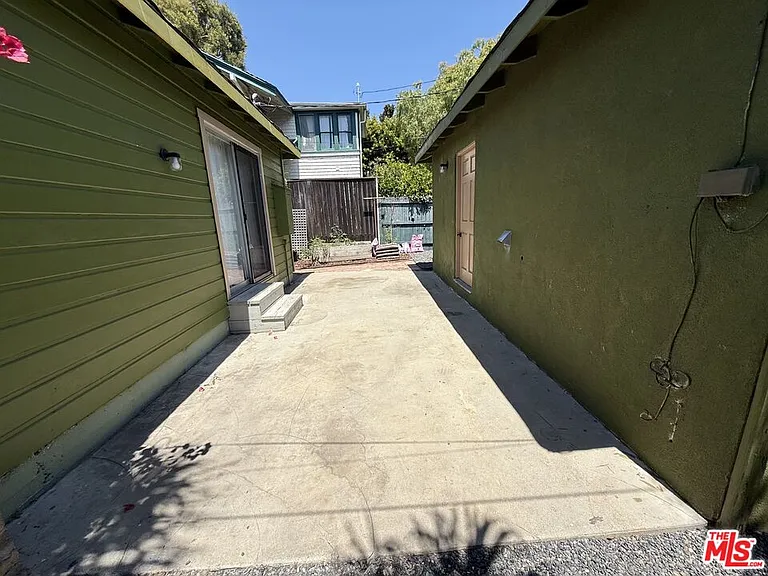 802 Superba Ave — Photo 13
