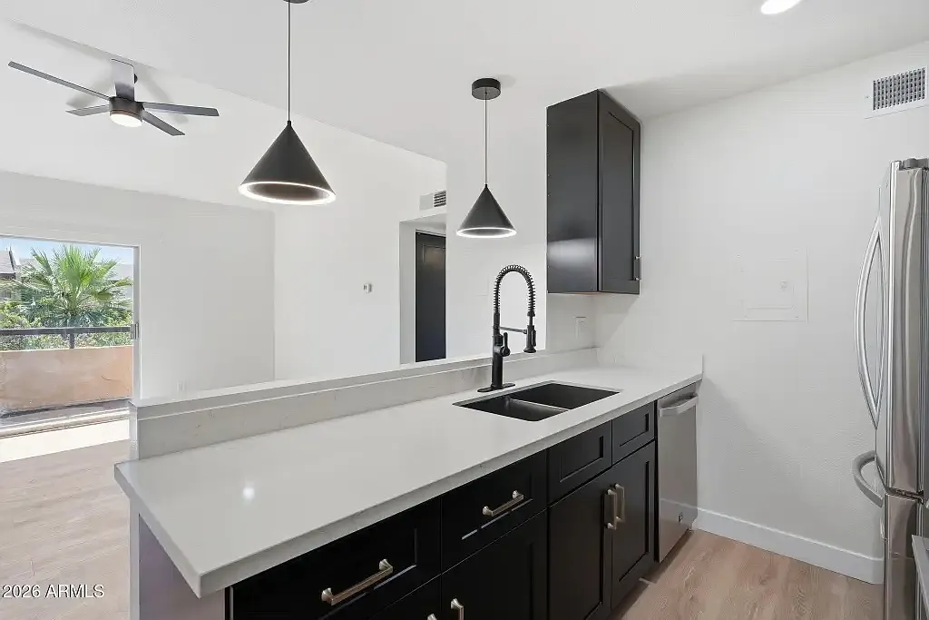2 bed, 864 sqft, $1,975 — Photo 3
