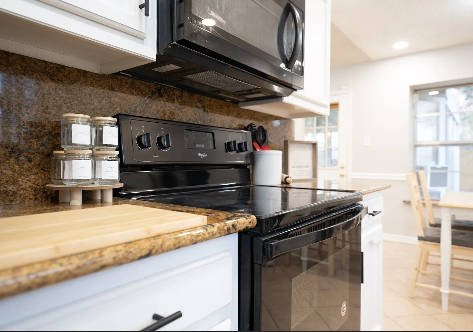 Denton's Premier Stay: Minutes from UNT and UTD — Photo 4