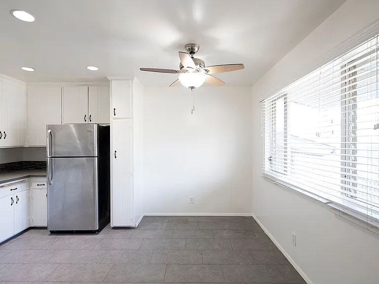 Talmadge Pacific Apartments — Photo 19