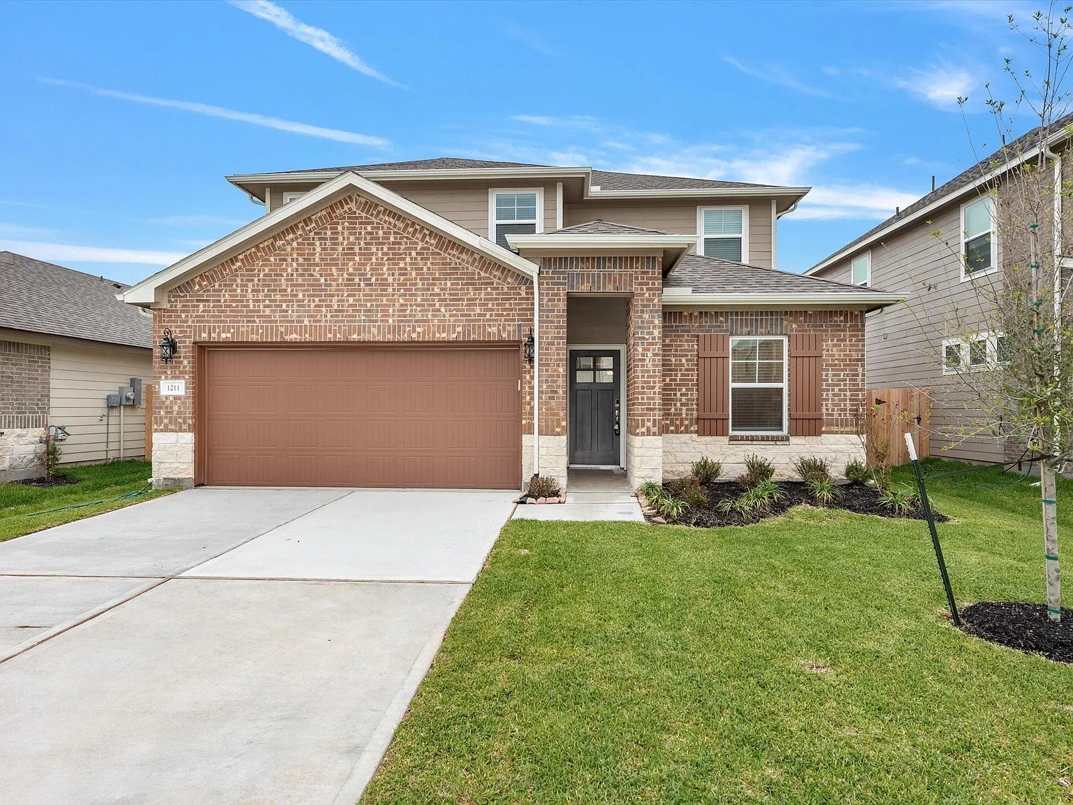4 bed, 2.5 bath, 2350 sqft, $2,300 — Photo 1