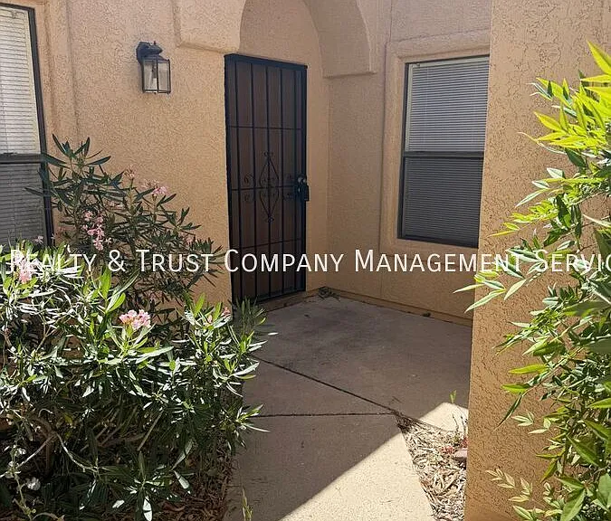709 W Millbrook Ln — Photo 1