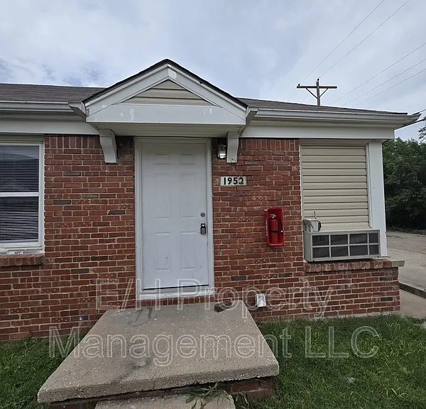 1952 S Hiram Ave — Photo 1