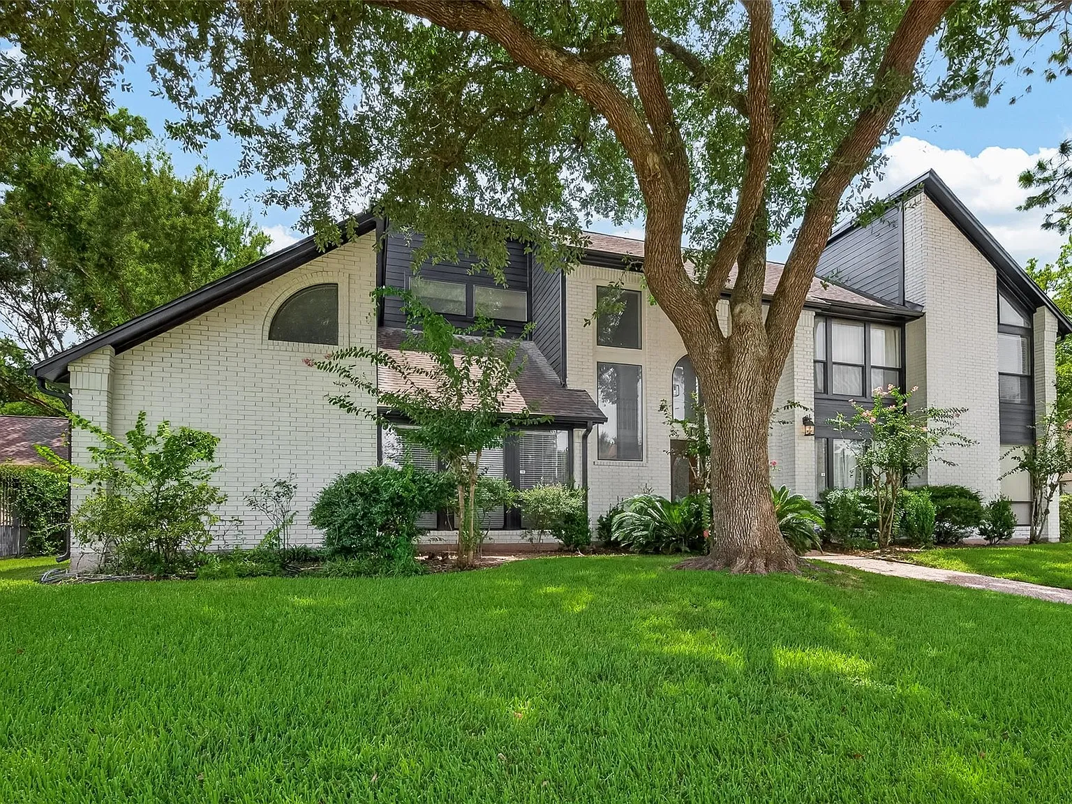 4 bed, 4.0 bath, 3438 sqft, $5,000 — Photo 2