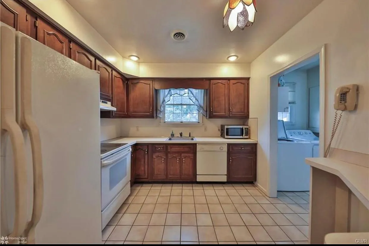 3 bed, 1813 sqft, $2,300 — Photo 3