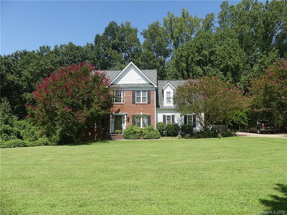 2nd image of 110 Woodcove Ln