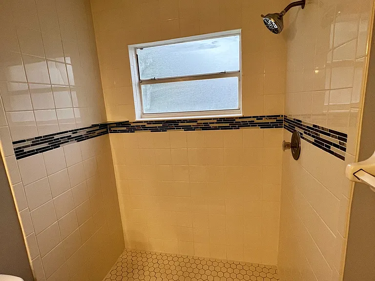 208 Tiffany Ct — Photo 16